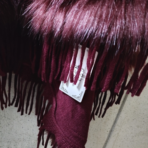 La Mode Poncho Faux Fur Tassel Trimming Boho Chic Burgundy One Size Fits Most - Picture 3 of 9
